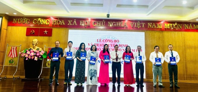 Sở GD-ĐT TP.HCM điều động, bổ nhiệm hàng loạt hiệu trưởng, hiệu phó - Ảnh 1. Sở GD-ĐT TP.HCM điều động, bổ nhiệm hàng loạt hiệu trưởng, hiệu phó - Ảnh 1.